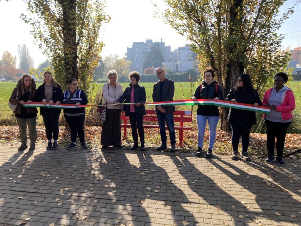 taglio del nastro panchina rossa