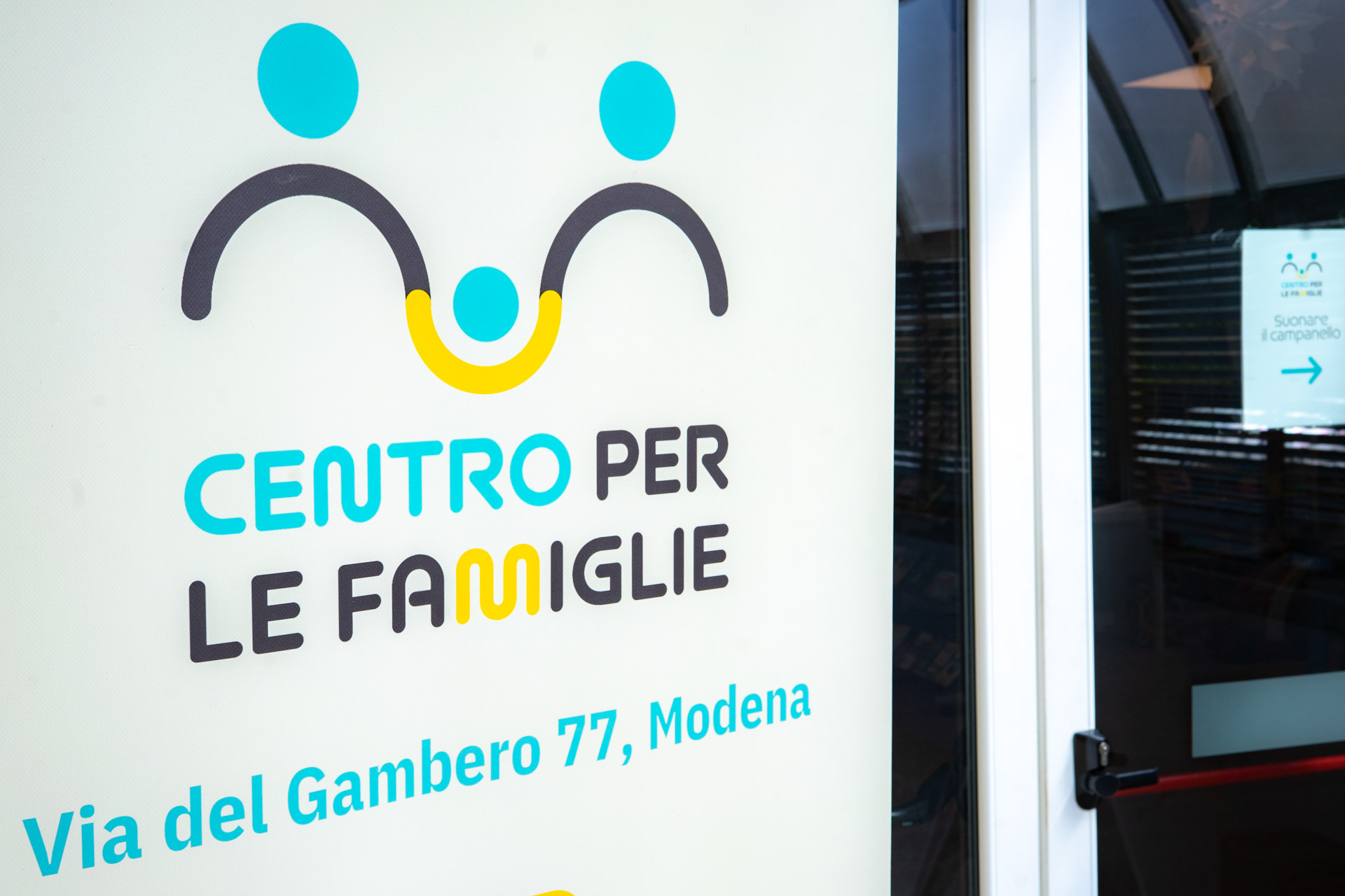 Cartello con logo del centro per le famiglie di coopattive.