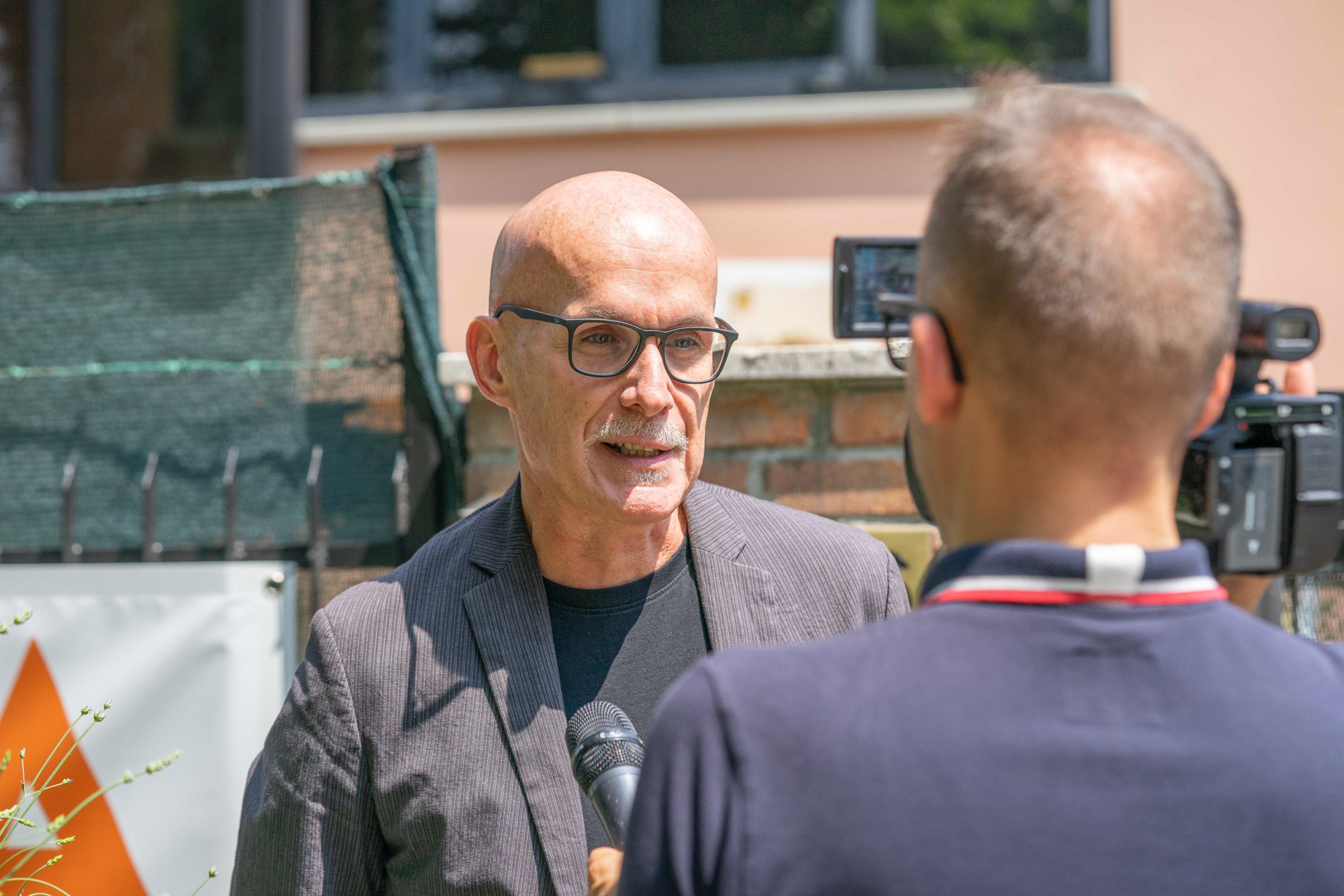 Arturo Nora, presidente coopattiva mentre viene intervistato.