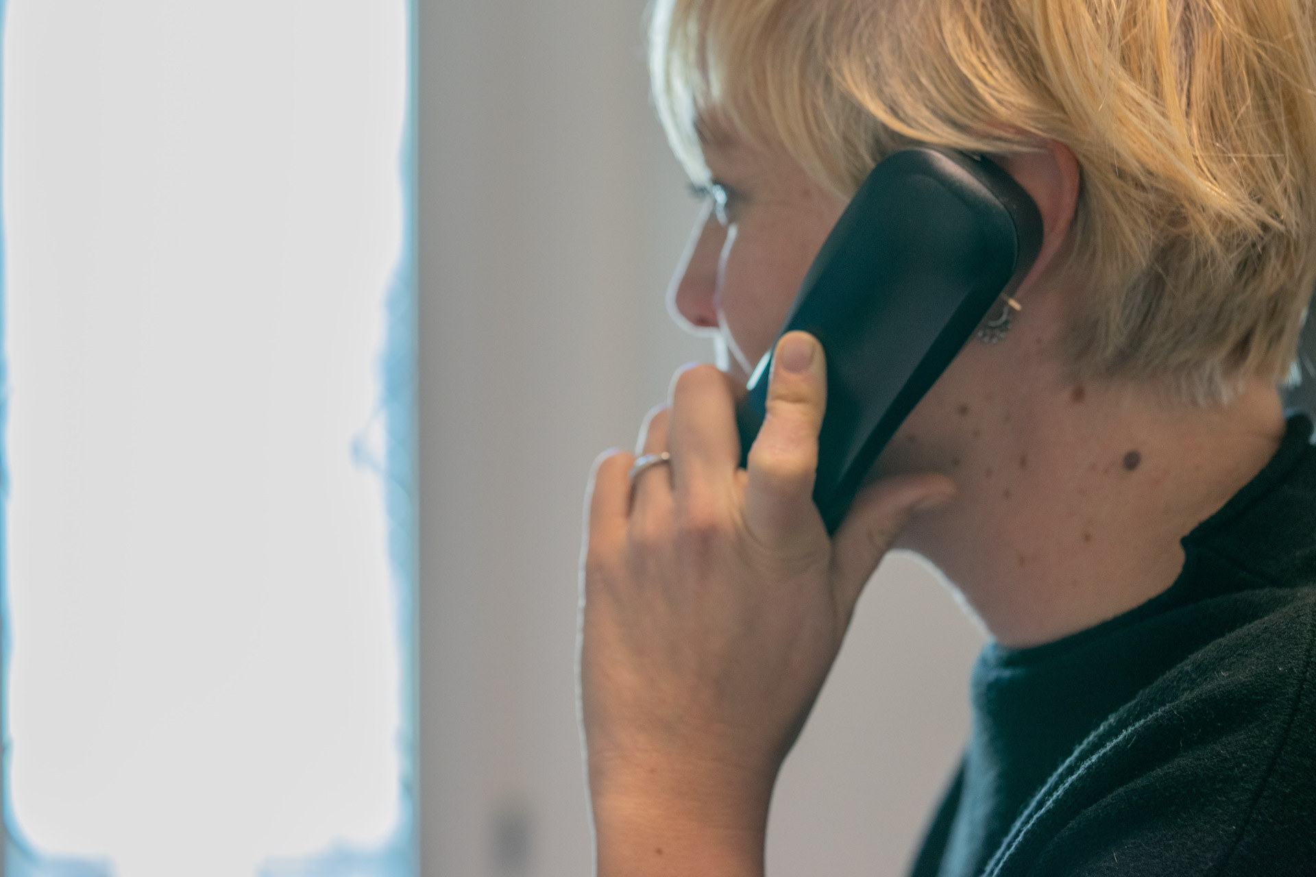 donna bionda al telefono
