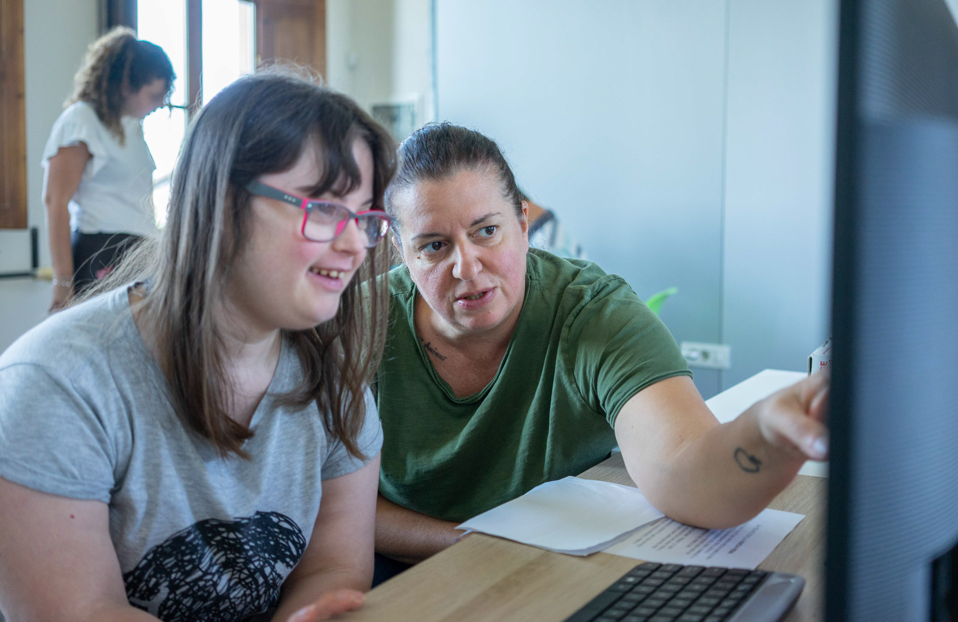 2 donne nel laboratorio digital lab di coopattiva.