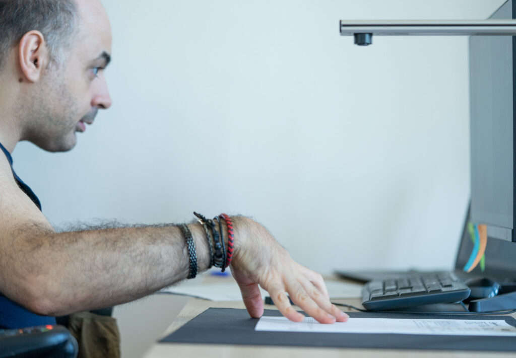 Uomo intento ad effettuare lavorazione le laboratorio digitale di coopattiva