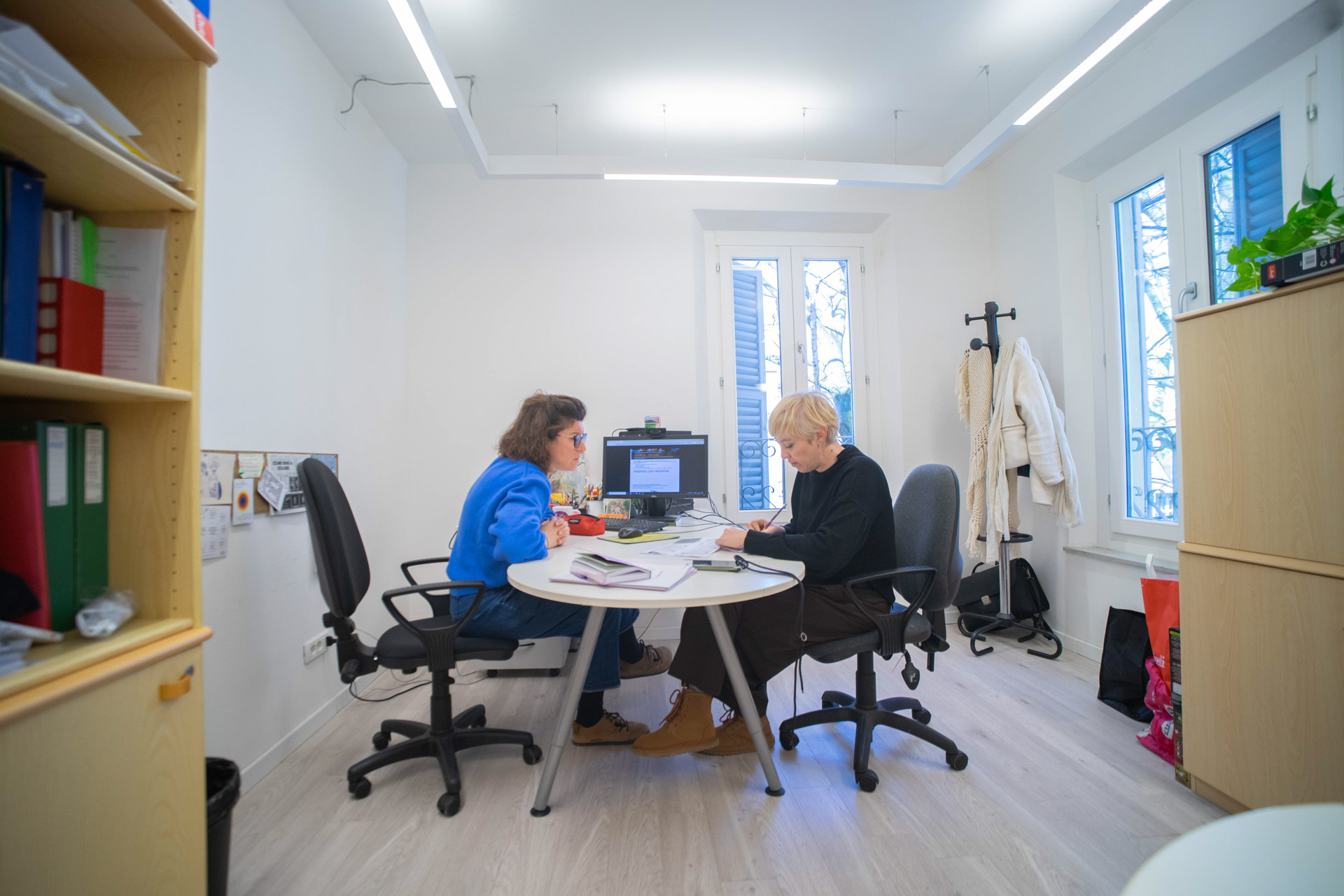 Due donne sedute al tavolo in uffici coopattiva
