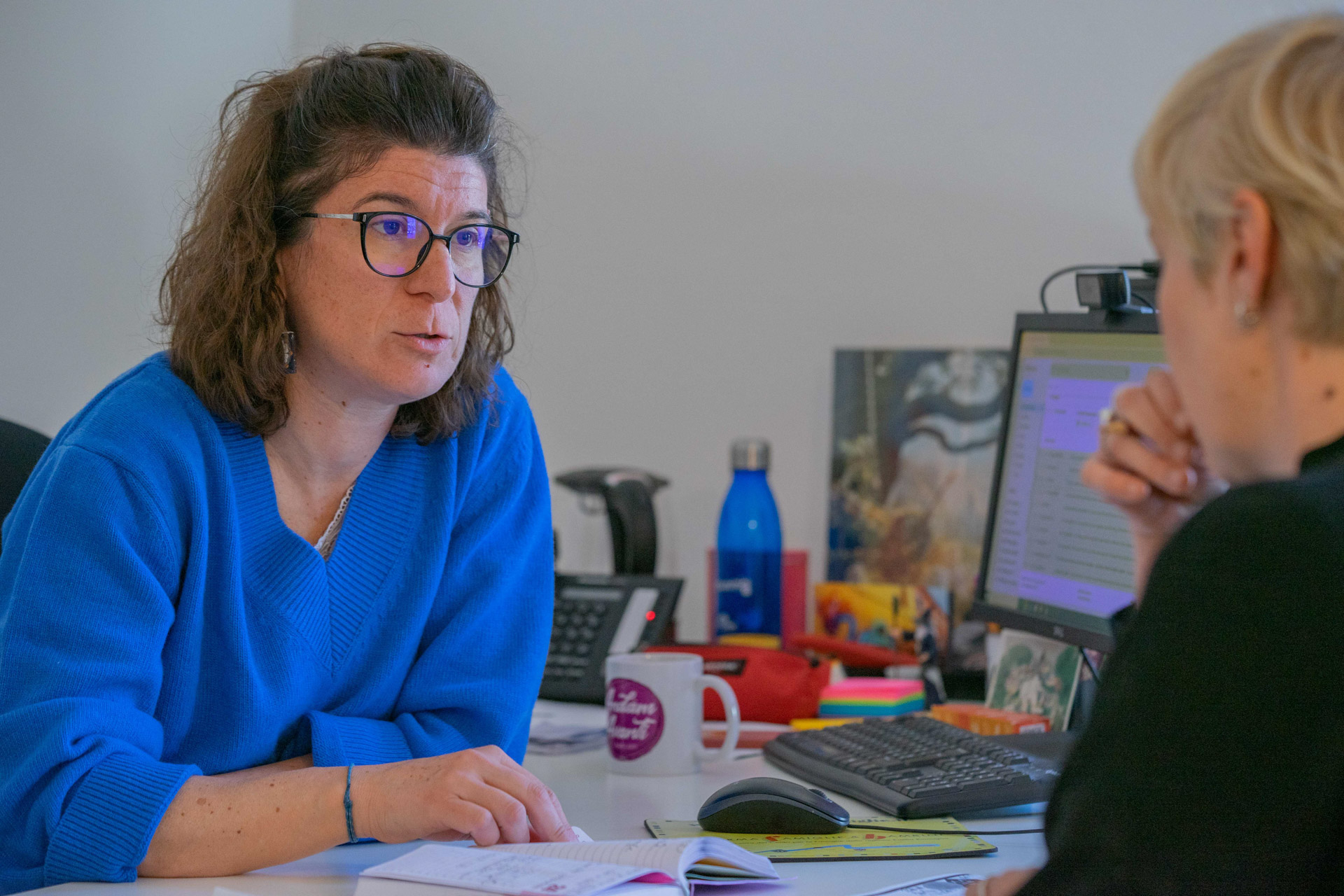 due donne mentre parlano nell'ufficio di mediazione familiare di coopattiva.