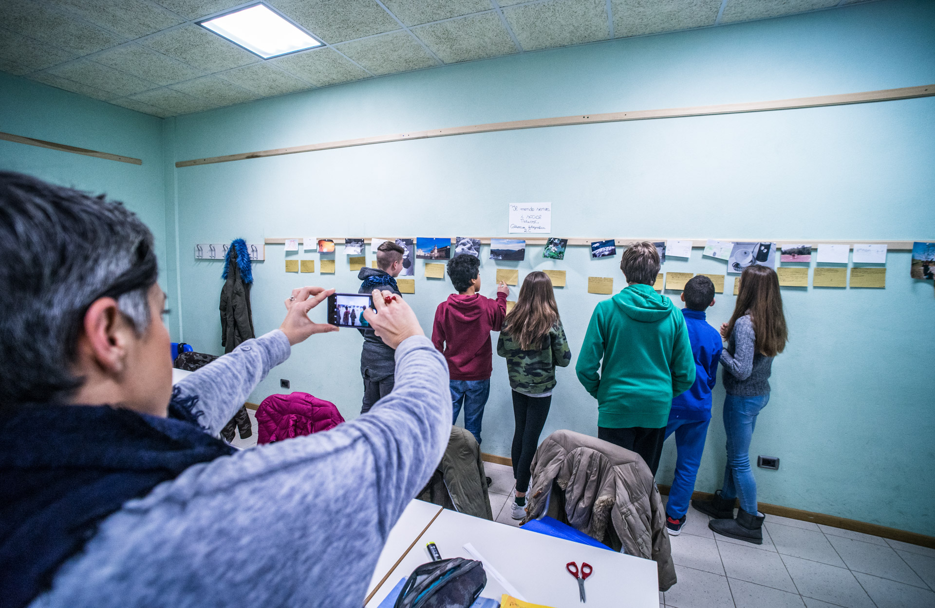 Veduta di una classe di ragazzi mentre fanno attività coopattiva