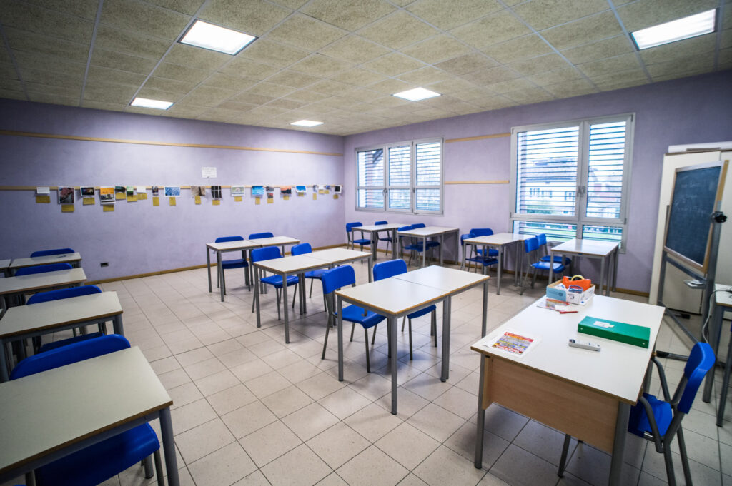 Veduta di una classe vuota con mura viola.