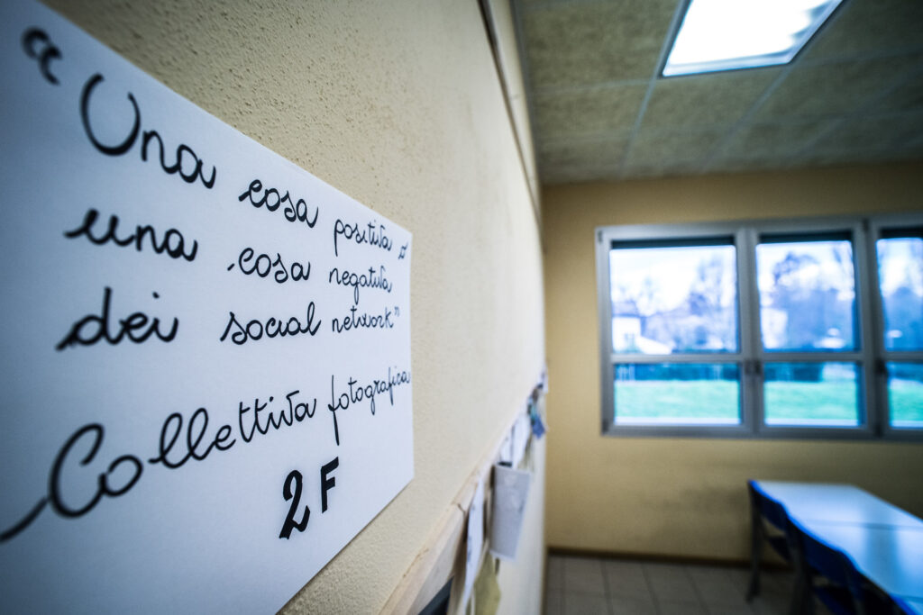dettaglio di una classe con un poster sul muro.