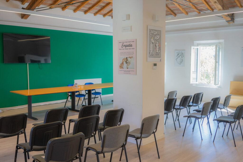 Aula con parete verde di coopattiva