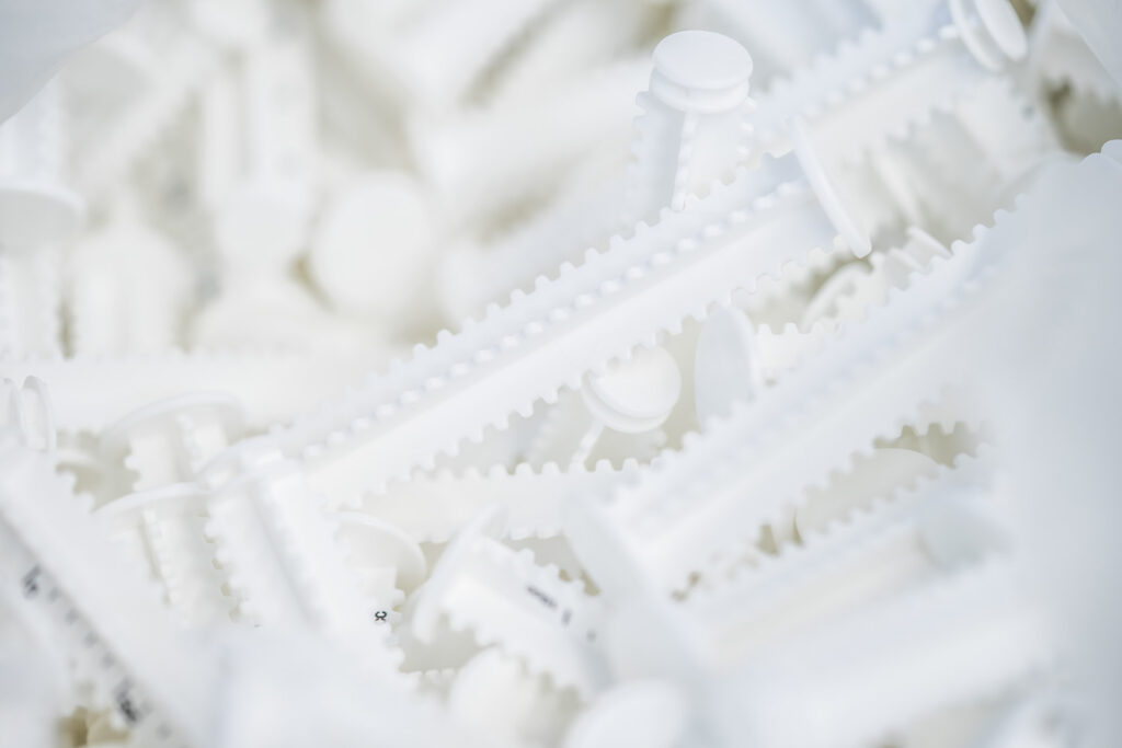 Piccoli prodotti plastici di colore bianco utilizzati nei laboratori di piccolo assemblaggio coopattiva.