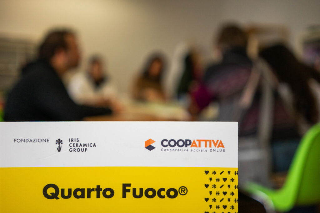 cartello di coopattiva per laboratorio ceramico, sul cartello c'è scritto Quarto Fuoco
