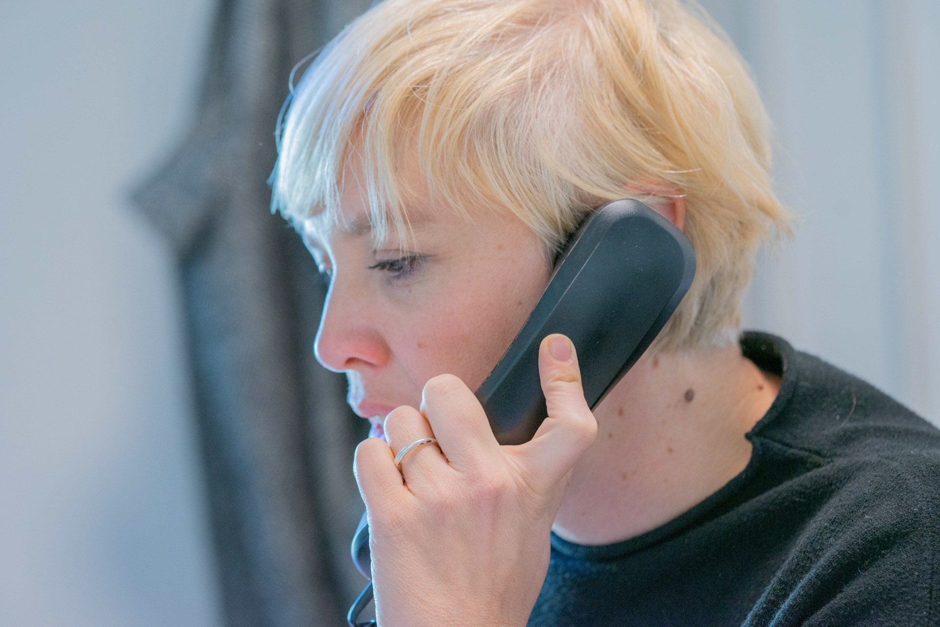 Dipendete coopattiva al telefono durante il servizio assistenza alle persone di coopattiva