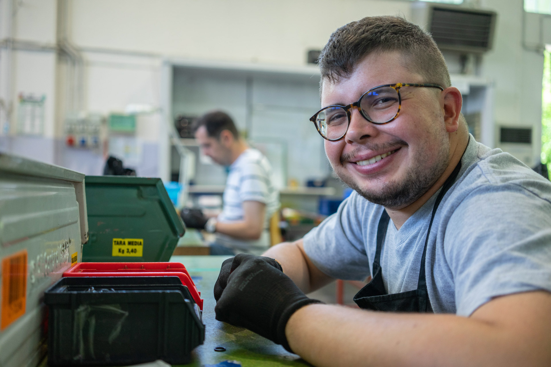 ragazzo che sorride durante un laboratorio di coopattiva